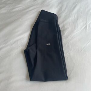 XXS Alo Yoga high waisted, cropped leggings.